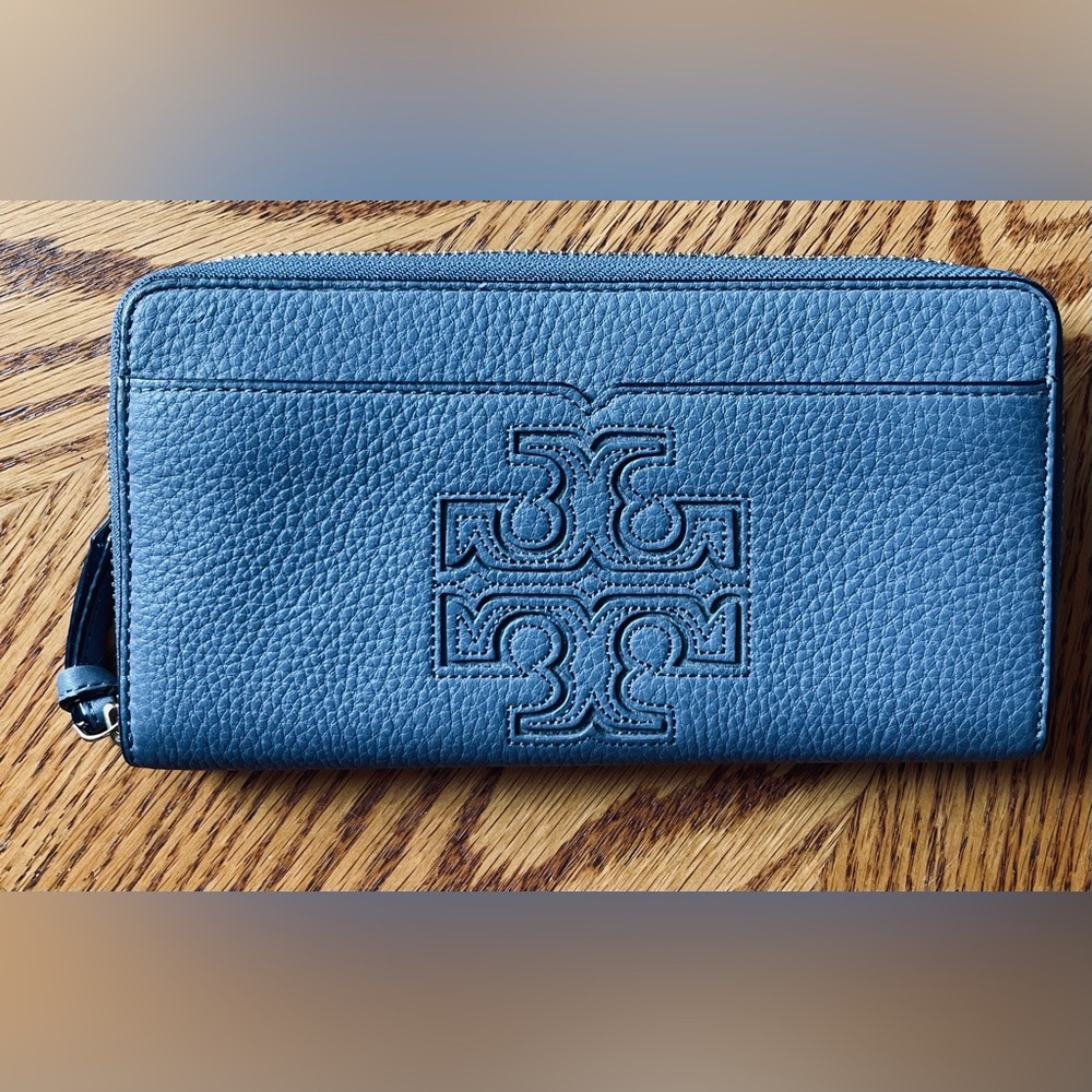 Tory Burch wallet in great condition blue leather gold zipper non-smoking home